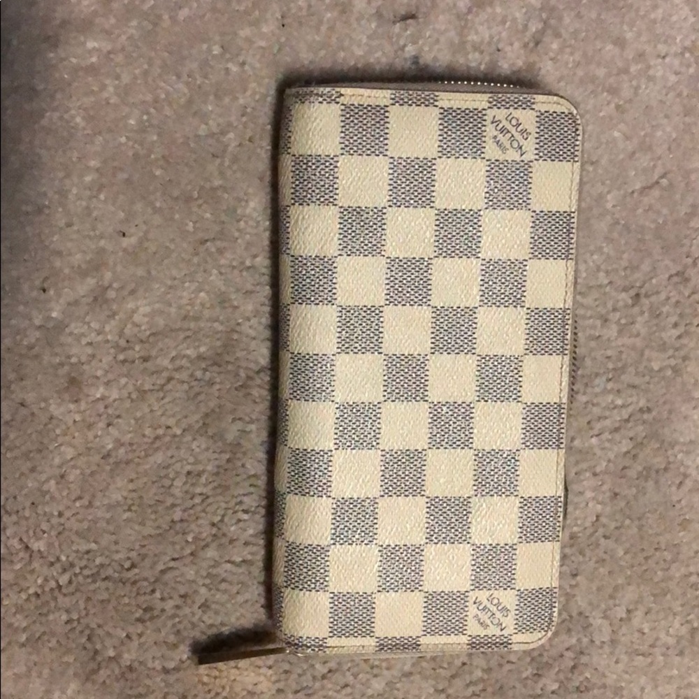 Louis Vuitton damiar Azur zippy wallet